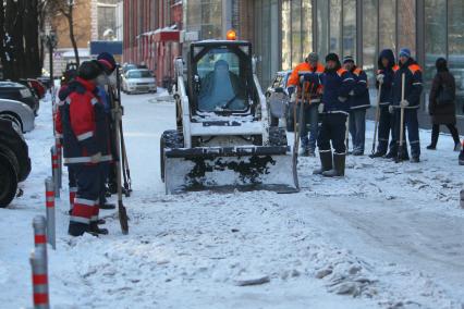 Уборка гастарбайтерами улиц от льда и снега, 15 февраля 2011 года. Гатарбайтер. Дворник. Коммунальное хозяйство. Очистка улицы. Гололедица.