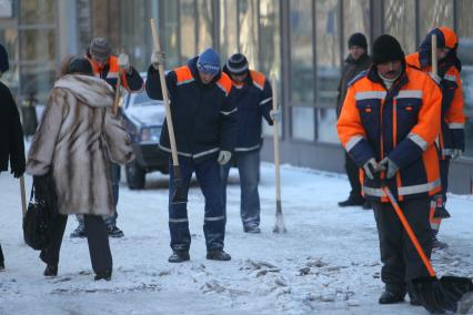 Уборка гастарбайтерами улиц от льда и снега, 15 февраля 2011 года. Гатарбайтер. Дворник. Коммунальное хозяйство. Очистка улицы. Гололедица.