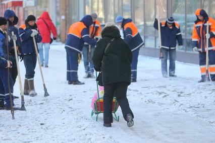 Уборка гастарбайтерами улиц от льда и снега, 15 февраля 2011 года. Гатарбайтер. Дворник. Коммунальное хозяйство. Очистка улицы. Гололедица.