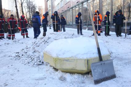 Уборка гастарбайтерами улиц от льда и снега, 15 февраля 2011 года. Гатарбайтер. Дворник. Коммунальное хозяйство. Очистка улицы. Гололедица.