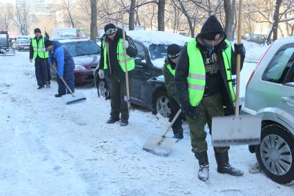 Уборка гастарбайтерами улиц от льда и снега, 15 февраля 2011 года. Гатарбайтер. Дворник. Коммунальное хозяйство. Очистка улицы. Гололедица.