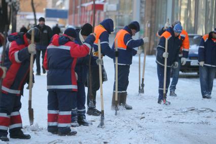 Уборка гастарбайтерами улиц от льда и снега, 15 февраля 2011 года. Гатарбайтер. Дворник. Коммунальное хозяйство. Очистка улицы. Гололедица.