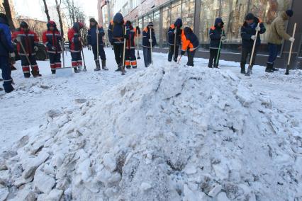 Уборка гастарбайтерами улиц от льда и снега, 15 февраля 2011 года. Гатарбайтер. Дворник. Коммунальное хозяйство. Очистка улицы. Гололедица.