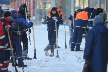 Уборка гастарбайтерами улиц от льда и снега, 15 февраля 2011 года. Гатарбайтер. Дворник. Коммунальное хозяйство. Очистка улицы. Гололедица.