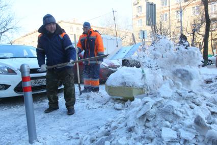 Уборка гастарбайтерами улиц от льда и снега, 15 февраля 2011 года. Гатарбайтер. Дворник. Коммунальное хозяйство. Очистка улицы. Гололедица.