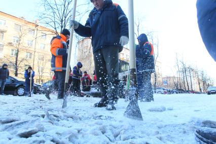 Уборка гастарбайтерами улиц от льда и снега, 15 февраля 2011 года. Гатарбайтер. Дворник. Коммунальное хозяйство. Очистка улицы. Гололедица.