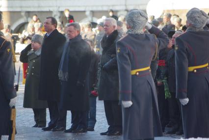 Возложение цветов к памятнику Жукова на манежной площади в день памяти о россиянах, исполнявших служебный долг за пределами Отечества, Москва, 15 февраля 2011 года. Губернатор московской области Громов Юорис Всевослодович.