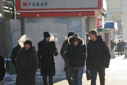 Люди на морозе с сигаретами, Москва, 15 февраля 2011 года. Мороз, холод, зима, дым, сигареты, табак, курение, молодежь.