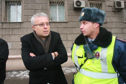 Российский предприниматель, бизнесмен Александр Лебедев разговаривает с сотрудником МВД, представителем дорожной инспекции ДПС, гаишником. 13 декабря 2007 года.