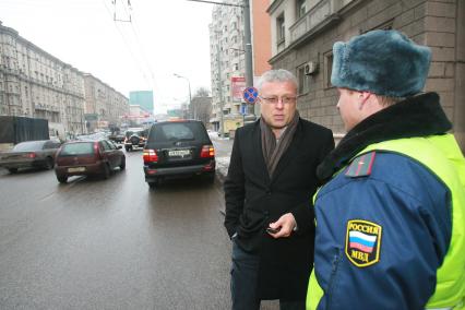 Российский предприниматель, бизнесмен Александр Лебедев разговаривает с сотрудником МВД, представителем дорожной инспекции ДПС, гаишником. 13 декабря 2007 года.