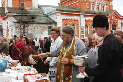 25 апреля 2008 года. Пасха. Освящение куличей.