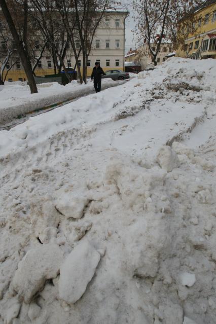 Двор в Таганском районе Москвы. Зима, снег, сугробы, пешеход, прохожий.