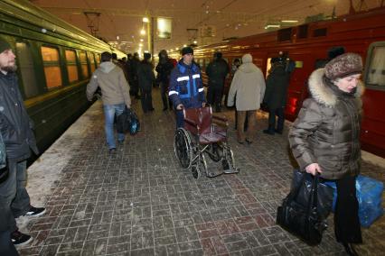 После теракта в аэропорту ДОМОДЕДОВО, на станции ПАВЕЛЕЦКИЙ ВОКЗАЛ пассажиров АЭРОЭКСПРЕССА встречают люди с инвалидными колясками. 24 января 2011 года.