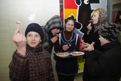 Девушка промоутер с колбасой, Москва, 16 февраля 2011 года. Дегустация, колбаса, промо-акция, магазин, реклама, колбасные изделия, качество, оценка качества