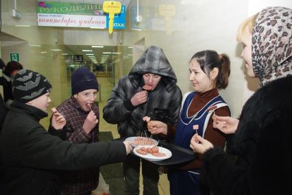 Девушка промоутер с колбасой, Москва, 16 февраля 2011 года. Дегустация, колбаса, промо-акция, магазин, реклама, колбасные изделия, качество, оценка качества