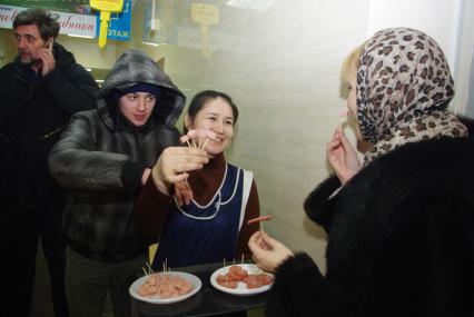 Девушка промоутер с колбасой, Москва, 16 февраля 2011 года. Дегустация, колбаса, промо-акция, магазин, реклама, колбасные изделия, качество, оценка качества