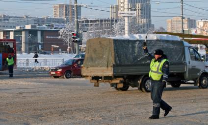 Из-за сложной дорожной ситуации регулировщики Казани вышли на работу. Зима, гололед, снег, заносы, милиция, дпс, гаишники, занос.