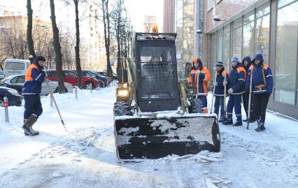 Уборка снега, 16 февраля 2011 года. Гастарбайтер. Дворник. Коммунальное хозяйство. Очистка улиц. Зима. Гололед.
