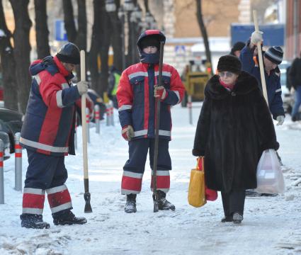 Уборка снега, 16 февраля 2011 года. Гастарбайтер. Дворник. Коммунальное хозяйство. Очистка улиц. Зима. Гололед.