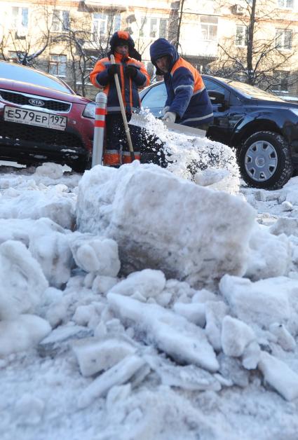 Уборка снега, 16 февраля 2011 года. Гастарбайтер. Дворник. Коммунальное хозяйство. Очистка улиц. Зима. Гололед.