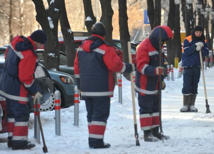 Уборка снега, 16 февраля 2011 года. Гастарбайтер. Дворник. Коммунальное хозяйство. Очистка улиц. Зима. Гололед.