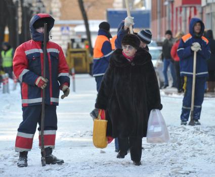 Уборка снега, 16 февраля 2011 года. Гастарбайтер. Дворник. Коммунальное хозяйство. Очистка улиц. Зима. Гололед.
