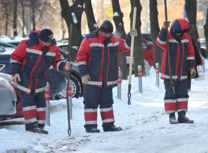 Уборка снега, 16 февраля 2011 года. Гастарбайтер. Дворник. Коммунальное хозяйство. Очистка улиц. Зима. Гололед.