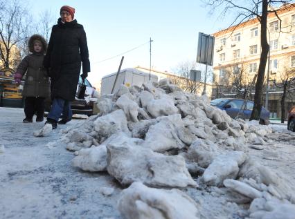 Уборка снега, 16 февраля 2011 года. Гастарбайтер. Дворник. Коммунальное хозяйство. Очистка улиц. Зима. Гололед.