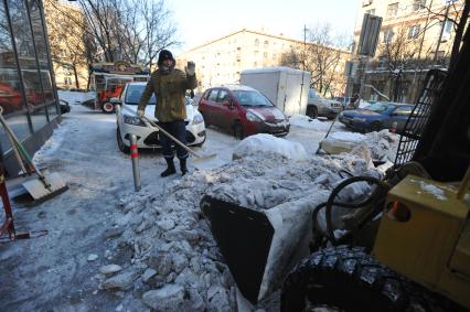Уборка снега, 16 февраля 2011 года. Гастарбайтер. Дворник. Коммунальное хозяйство. Очистка улиц. Зима. Гололед.