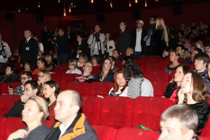 Премьера фильма ВЫКРУТАСЫ. На снимке: актриса Елизавета Боярская( в центре, в берете). 14 февраля 2011 года.