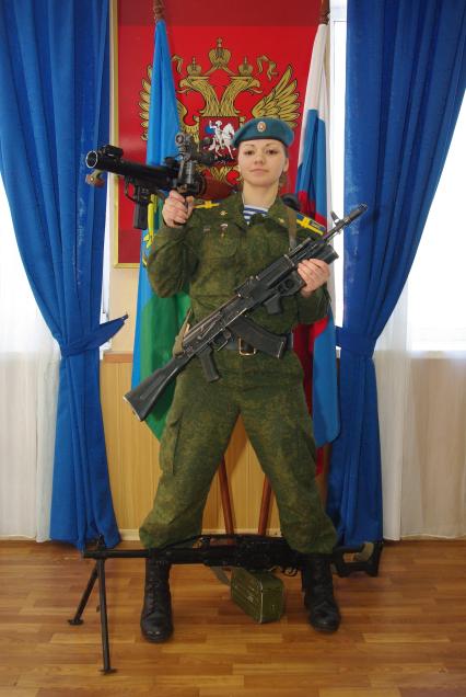 Явина Екатерина, Пенза, 18 лет, младший сержант, командир 2-го взвода РВВДКУ, кандидат в мастера спорта по тхэквондо, хобби- музыка, закончила музыкальную школу по классу фортепиано, её мечта- служить Родине и стать первой женщиной генералом, \"мужчин в армии много, а женщин нет, значит нам надо пробиваться\"- говорит Катя. телефон 8-953-737-09-82
