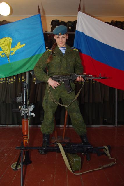 Мозжухина Анна, 19 лет, Ярославль, курсант 2 взвода РВВДКУ, занималется легкой атлетикой, исует, после окончания училища мечтает продолжить службу, учеба усилила чувство патриатизма, больше стала ценить семью и Родину. телефон 8-915-604-77-03