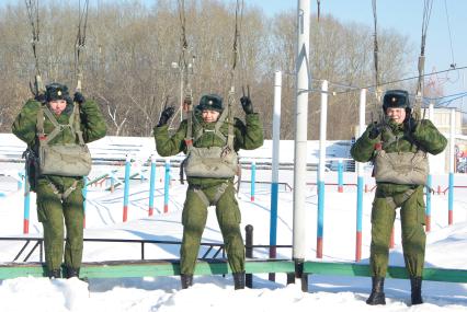 Девушки- курсанты 2 взвода рязанского десантного училища, Рязань, 18 февраля 2011 года. РВВДКУ, десантники, быт, учеба, занятия, армия, военная форма, женщины в армии, прыжки с парашютом, парашют, тренажеры, висение на стропах, стропы