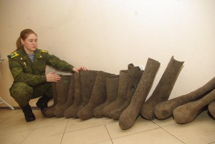 Девушки- курсанты 2 взвода рязанского десантного училища, Рязань, 18 февраля 2011 года. РВВДКУ, десантники, быт, казарма, армия, военная форма, женщины в армии