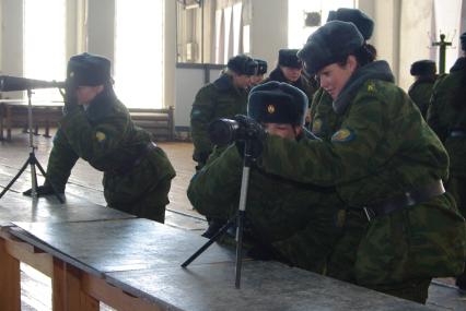 Девушки- курсанты 2 взвода рязанского десантного училища, Рязань, 18 февраля 2011 года. РВВДКУ, десантники, быт, учеба, занятия, армия, военная форма, женщины в армии, бинокль