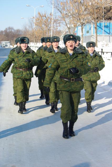 Девушки- курсанты 2 взвода рязанского десантного училища, Рязань, 18 февраля 2011 года. РВВДКУ, десантники, быт, учеба, занятия, армия, военная форма, женщины в армии,
