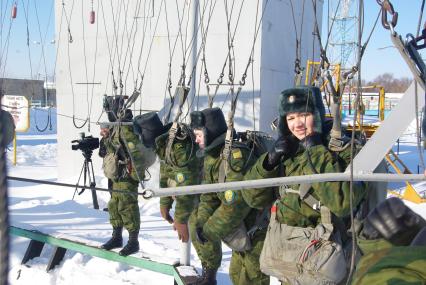 Девушки- курсанты 2 взвода рязанского десантного училища, Рязань, 18 февраля 2011 года. РВВДКУ, десантники, быт, учеба, занятия, армия, военная форма, женщины в армии, прыжки с парашютом, парашют, тренажеры, висение на стропах, стропы