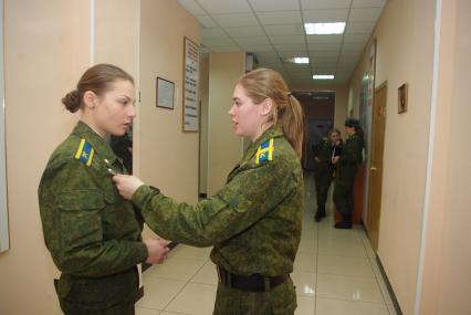 Девушки- курсанты 2 взвода рязанского десантного училища, Рязань, 18 февраля 2011 года. РВВДКУ, десантники, быт, казарма, армия, военная форма, женщины в армии