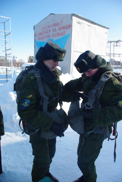 Девушки- курсанты 2 взвода рязанского десантного училища, Рязань, 18 февраля 2011 года. РВВДКУ, десантники, быт, учеба, занятия, армия, военная форма, женщины в армии, прыжки с парашютом, парашют, тренажеры,