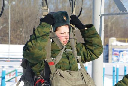 Девушки- курсанты 2 взвода рязанского десантного училища, Рязань, 18 февраля 2011 года. РВВДКУ, десантники, быт, учеба, занятия, армия, военная форма, женщины в армии, прыжки с парашютом, парашют, тренажеры, висение на стропах, стропы
