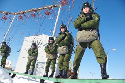 Девушки- курсанты 2 взвода рязанского десантного училища, Рязань, 18 февраля 2011 года. РВВДКУ, десантники, быт, учеба, занятия, армия, военная форма, женщины в армии, прыжки с парашютом, парашют, тренажеры, висение на стропах, стропы