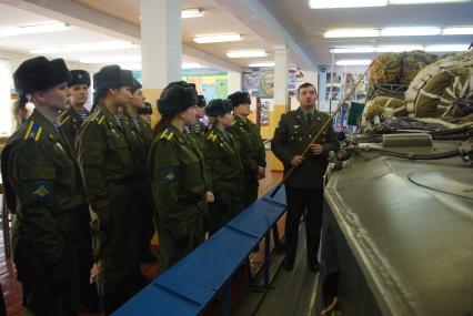 Девушки- курсанты 2 взвода рязанского десантного училища, Рязань, 18 февраля 2011 года. РВВДКУ, десантники, быт, учеба, занятия, армия, военная форма, женщины в армии