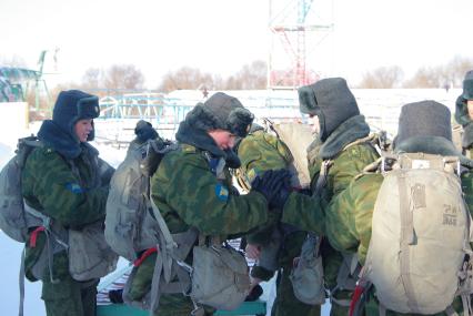 Девушки- курсанты 2 взвода рязанского десантного училища, Рязань, 18 февраля 2011 года. РВВДКУ, десантники, быт, учеба, занятия, армия, военная форма, женщины в армии, прыжки с парашютом, парашют, тренажеры,