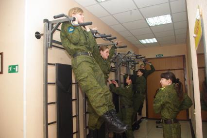 Девушки- курсанты 2 взвода рязанского десантного училища, Рязань, 18 февраля 2011 года. РВВДКУ, десантники, быт, казарма, армия, военная форма, женщины в армии