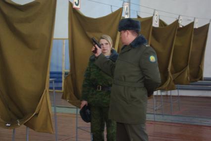 Девушки- курсанты 2 взвода рязанского десантного училища, Рязань, 18 февраля 2011 года. РВВДКУ, десантники, быт, учеба, занятия, армия, военная форма, женщины в армии, оружие, стрельба, пистолет