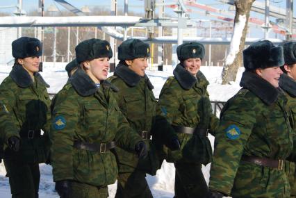 Девушки- курсанты 2 взвода рязанского десантного училища, Рязань, 18 февраля 2011 года. РВВДКУ, десантники, быт, учеба, занятия, армия, военная форма, женщины в армии,