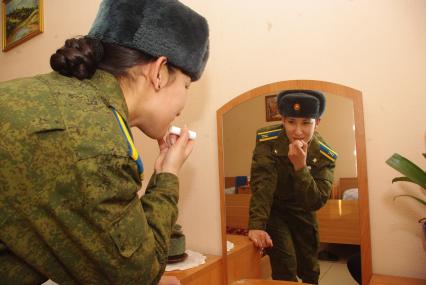 Девушки- курсанты 2 взвода рязанского десантного училища, Рязань, 18 февраля 2011 года. РВВДКУ, десантники, быт, казарма, армия, военная форма, женщины в армии