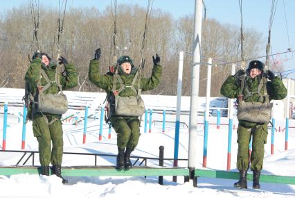 Девушки- курсанты 2 взвода рязанского десантного училища, Рязань, 18 февраля 2011 года. РВВДКУ, десантники, быт, учеба, занятия, армия, военная форма, женщины в армии, прыжки с парашютом, парашют, тренажеры, висение на стропах, стропы