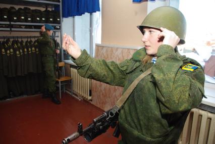 Девушки- курсанты 2 взвода рязанского десантного училища, Рязань, 18 февраля 2011 года. РВВДКУ, десантники, быт, учеба, занятия, армия, военная форма, женщины в армии,оружие