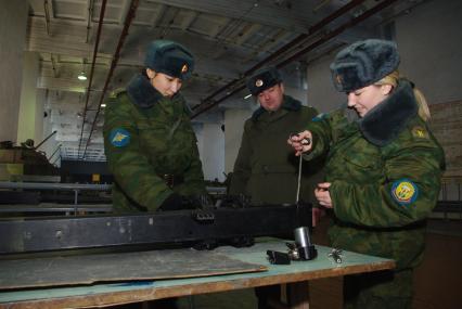 Девушки- курсанты 2 взвода рязанского десантного училища, Рязань, 18 февраля 2011 года. РВВДКУ, десантники, быт, учеба, занятия, армия, военная форма, женщины в армии, оружие,